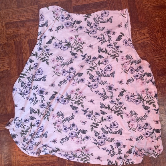 A beautiful H&M tank top with a little bit of lace on the top. Floral/Spring - Picture 5 of 5